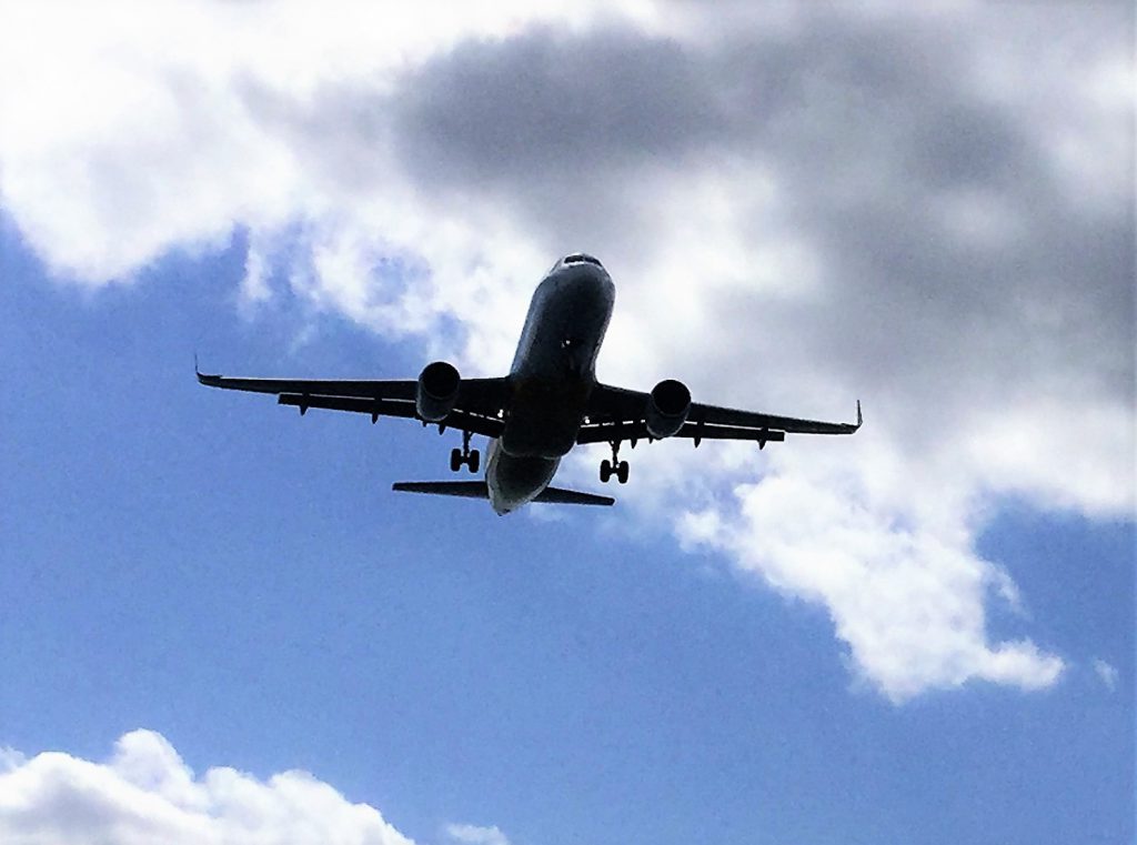 瀬長島上空を着陸体制の飛行機