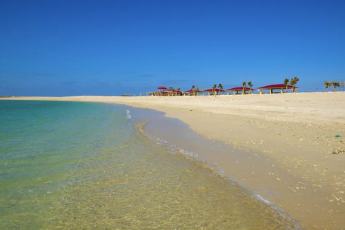 那覇近くでも、沖縄ならではの透明度の海は感動します。