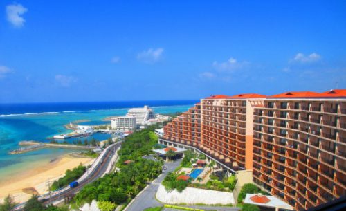 沖縄本島カフーのインフィニティプール全景