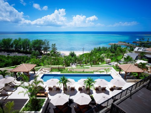 沖縄本島カフーのインフィニティプールと海