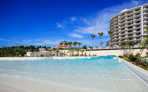 沖縄本島モントレには、インフィニティプール以外に波のあるプールがあります。