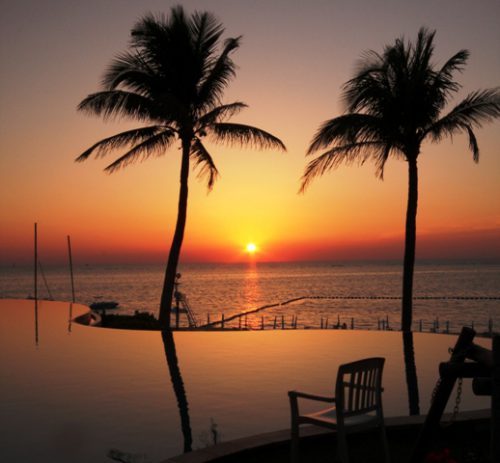 沖縄本島ムーンビーチのインフィニティプールからの夕日