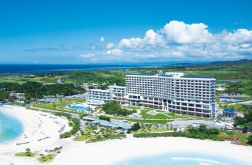 沖縄本島オリオンモトブのインフィニティプール全景