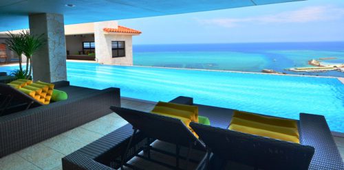 沖縄本島カフーのインフィニティプールからの景色