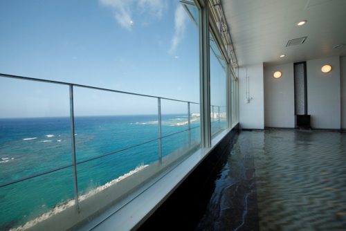 沖縄本島ベッセルはインフィニティプールだけでなくお風呂からの景色も最高