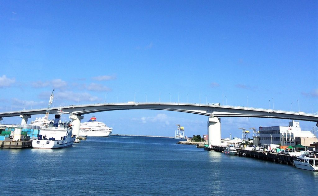 沖縄本島から離島をつなぐ泊港を望む泊大橋を歩いてみた!