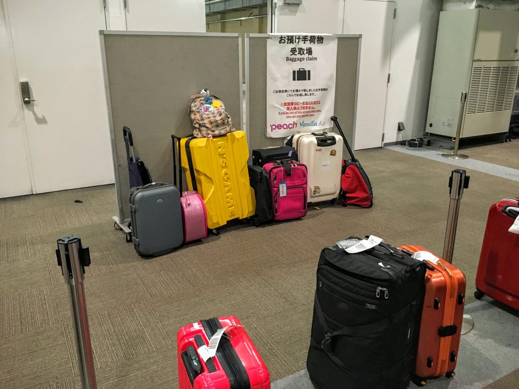 那覇ＬＣＣターミナルには、通常のターンテーブルはありません。空港の係員が手で荷物を運んで置いていきます。