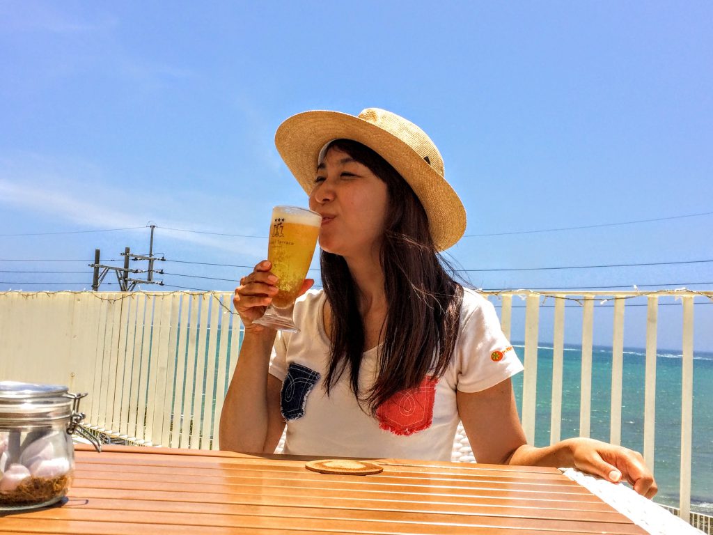 沖縄の真っ青な空と海を眺めながら飲むビールは最高です。