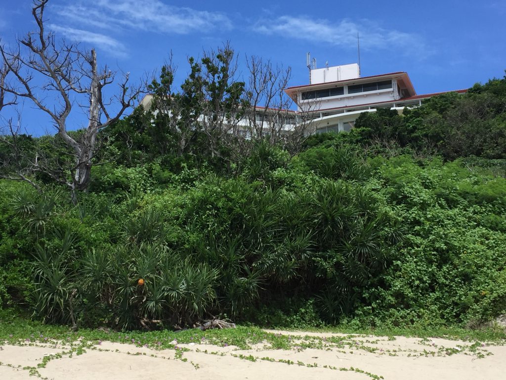 ムルク浜から見るホテル浜比嘉島リゾート