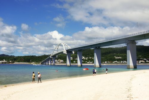 沖縄本島北部・本部町から橋でつながる美しい島、瀬底島！