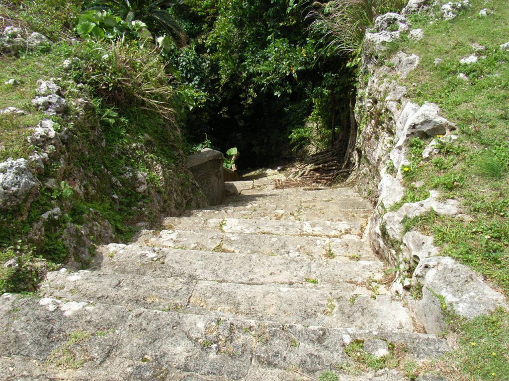 中城城跡の井戸に繋がる階段