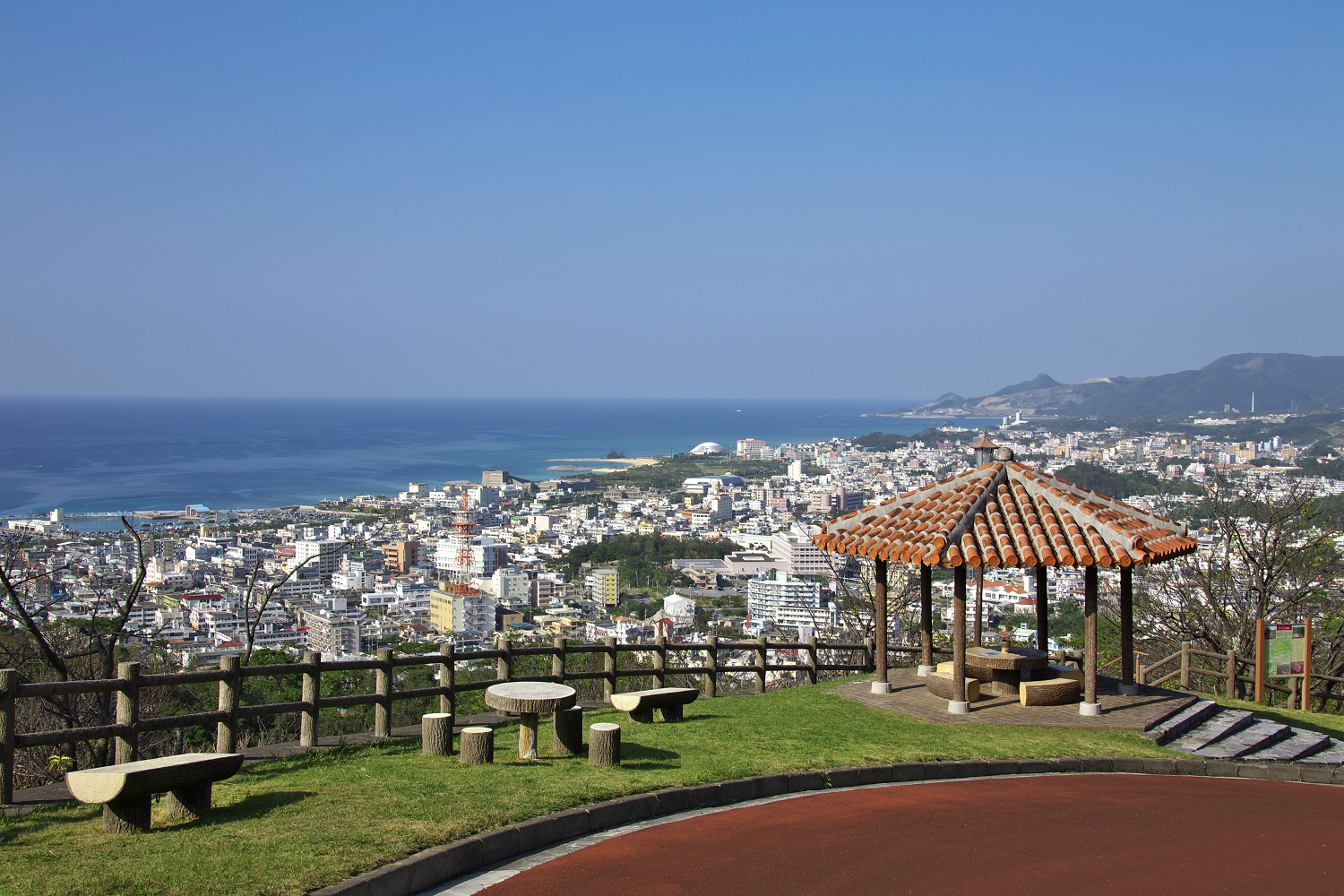 名護城公園は絶景ポイント、頂上のカフェが絶好の穴場！