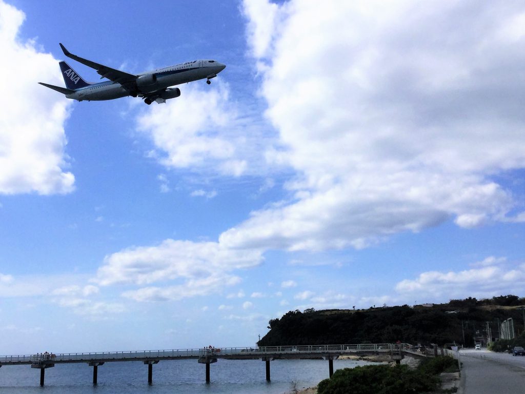 那覇空港に着陸態勢に入り瀬長島上空の飛行機、見学のおすすめポイント