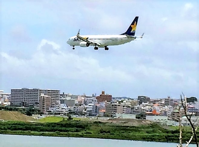 瀬長島上空を飛行機が那覇空港に着陸体制に入った