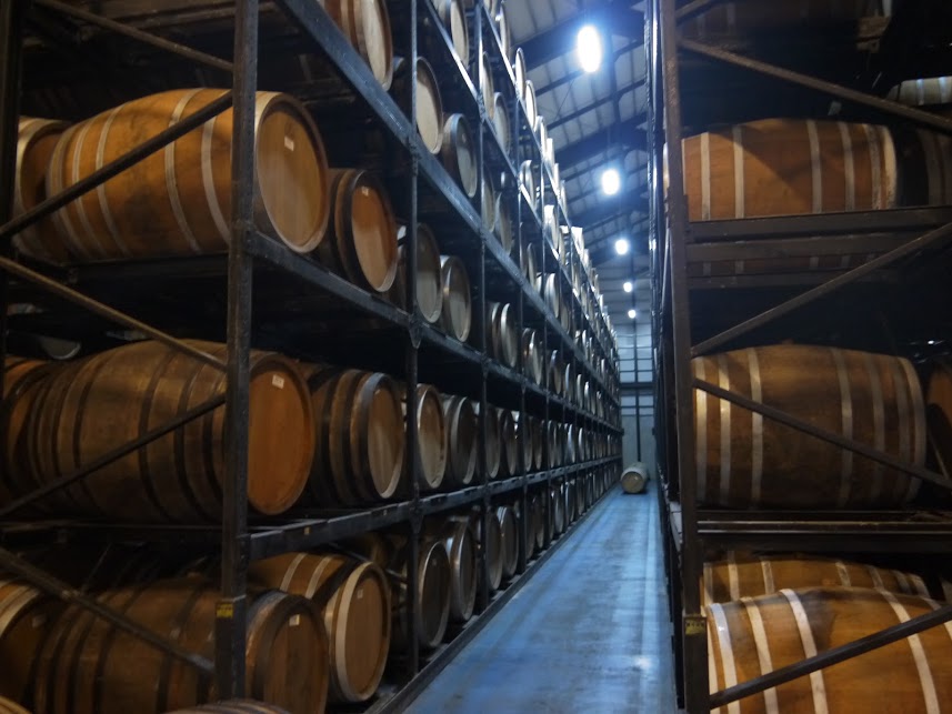 泡盛工場見学が日曜日でもできる蔵元＜沖縄本島北部編＞ヘリオス酒造おすすめは「くら」ウィスキーのように樫樽で貯蔵される泡盛は琥珀色です。
