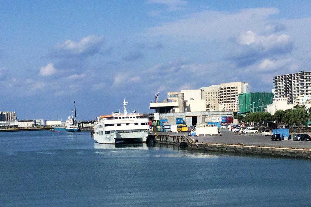 レストラン船や鹿児島航路が出港する那覇港