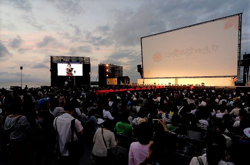 注目の屋外の巨大スクリーンで上映される沖縄国際映画祭
