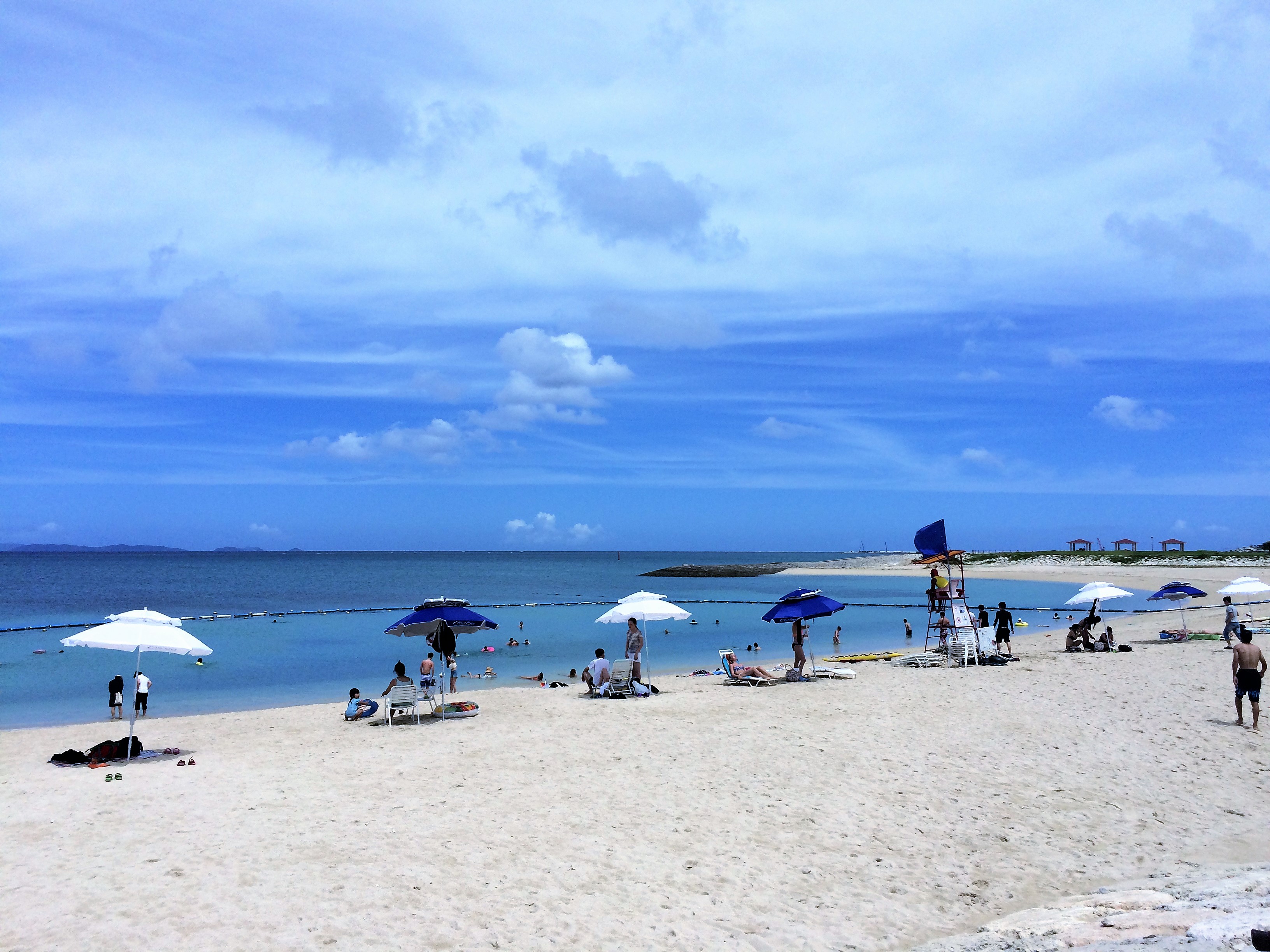 那覇空港から近い豊見城市「美らSUNビーチ」とは？