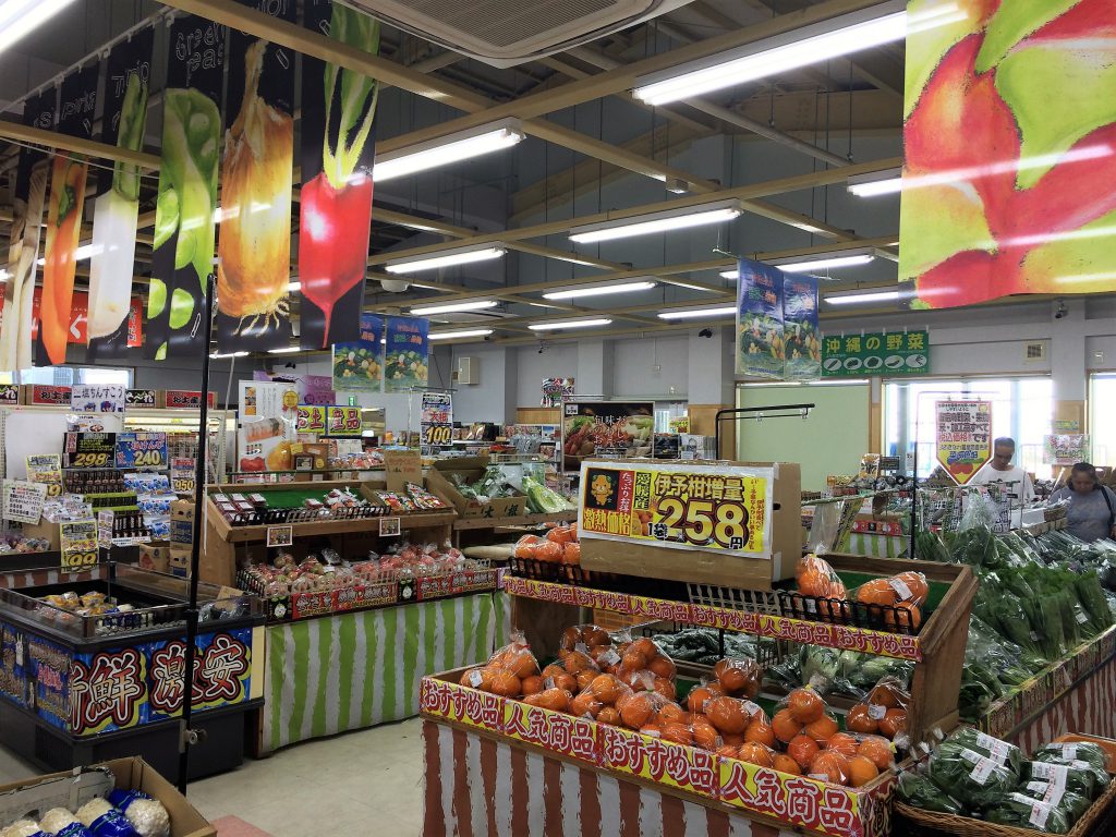 新鮮な野菜、果物、沖縄の地元でとれたものばかり