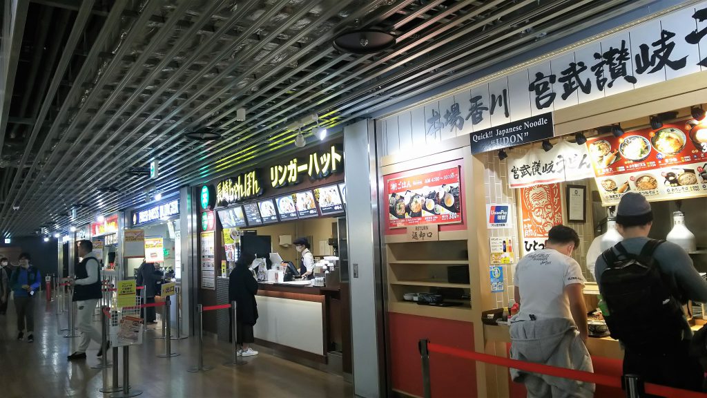 空港の飲食店は高いというイメージがありますが、ここはリーズナブルな料金で食事ができます。