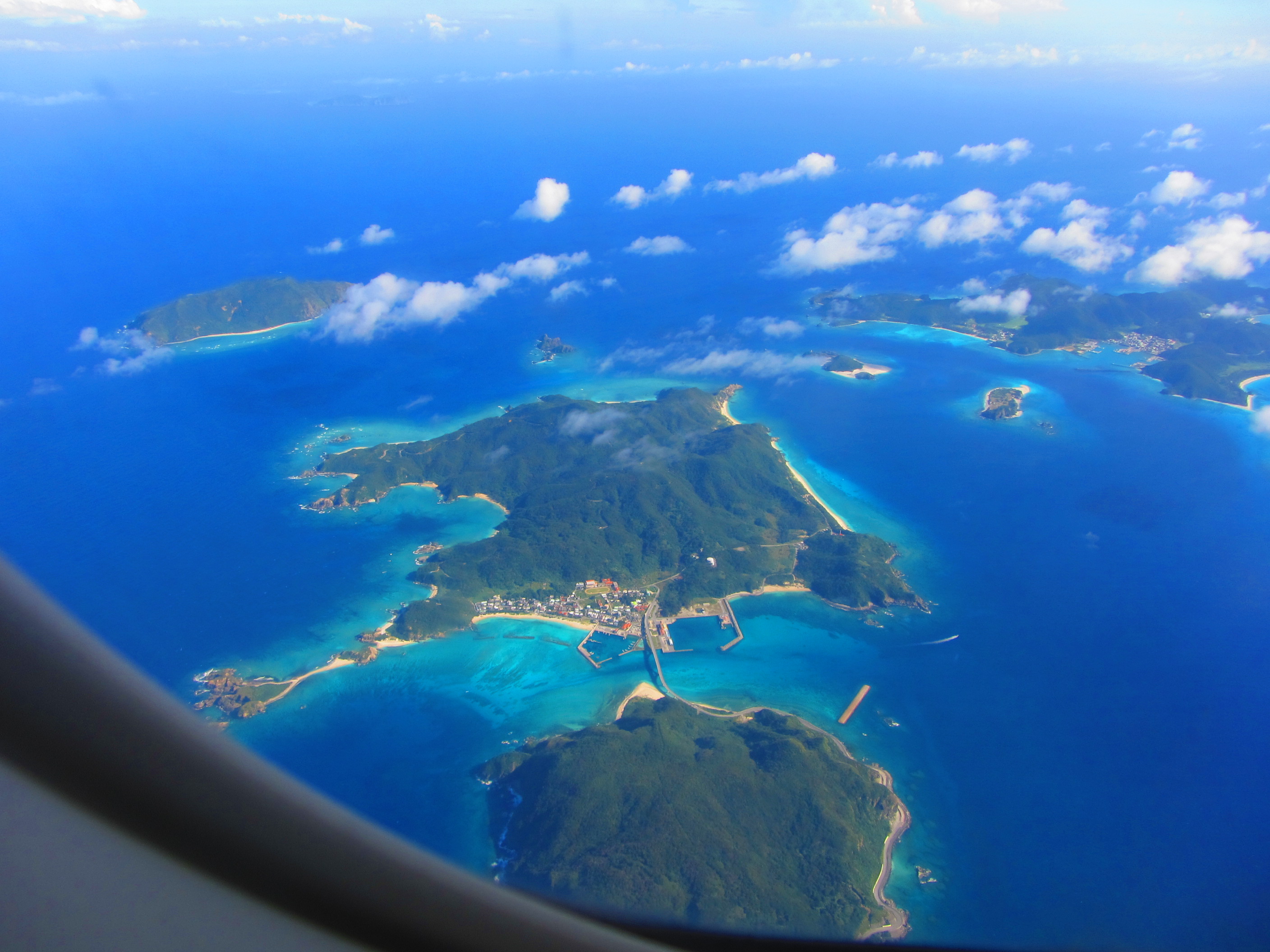 飛行機の窓からの眺め 久米島編 窓側席とるなら左側 右側 沖縄リピート