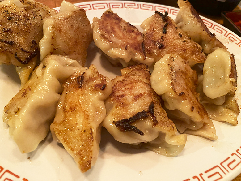 【那覇・餃子】ニンニク丸ごと？！桜坂のディープな隠れ家「餃子の店 新茶家」