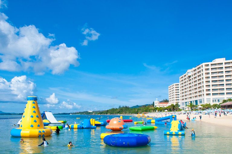 海上アスレチックが楽しめる沖縄本島ビーチ6選！大人も子供も大はしゃぎ！
