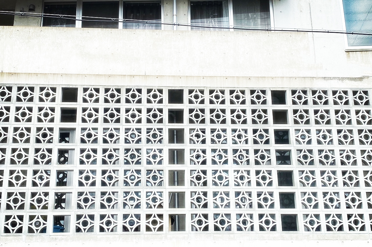 名護市役所が象徴的な「花ブロック」は沖縄生まれの建築資材