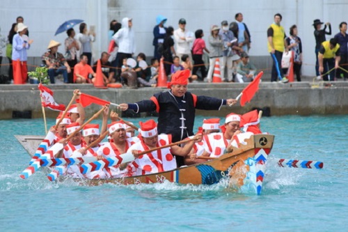 糸満ハーレーの鉦高らかになると梅雨明け 沖縄リピート