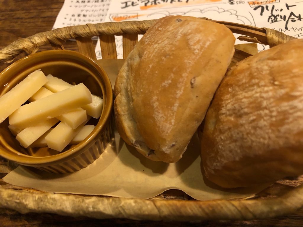 東京三軒茶屋の琉球と南欧のおしゃれな融合「琉球ビストロナチュール」のお通しはパン