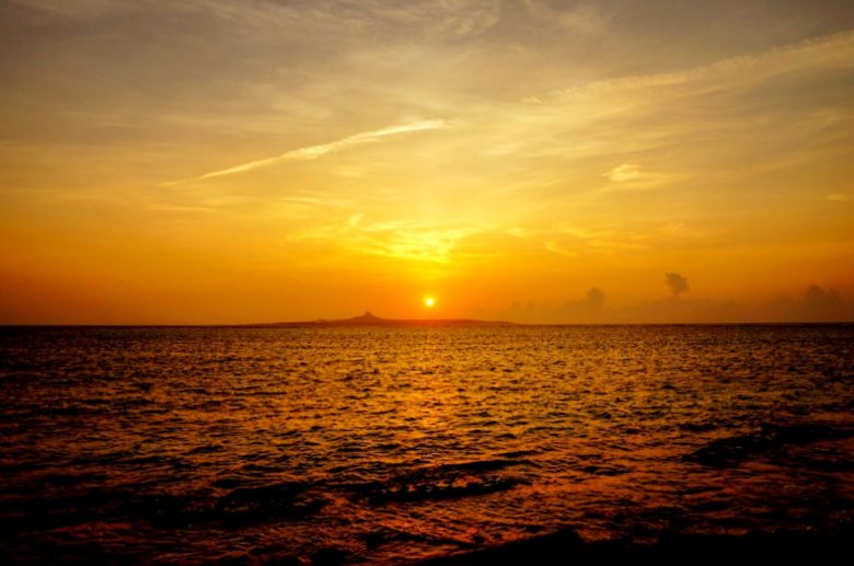 沖縄本島で感動する西海岸の夕日スポット