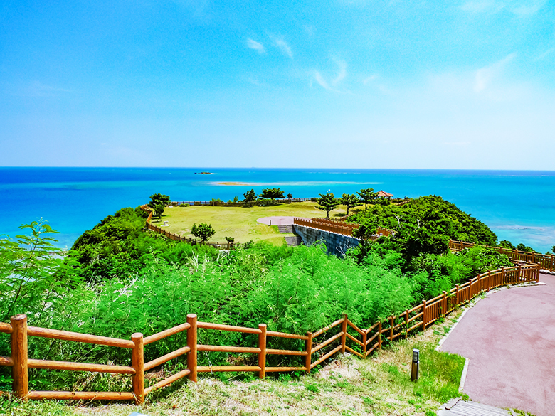 沖縄南部をドライブするなら穴場絶景スポット「知念岬公園」へ！