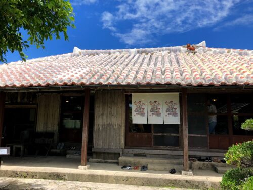 「沖縄そばと茶処  屋宜家」は文化財に指定された琉球建築の古民家