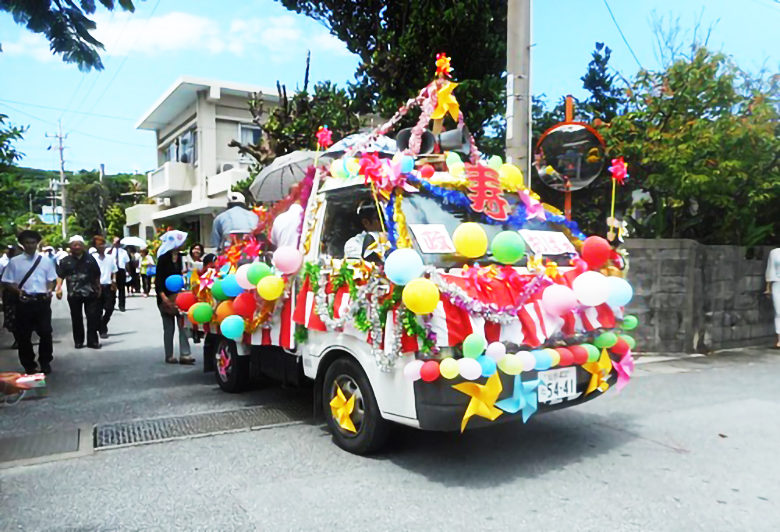 カジマヤー 97歳の生年祝いはオープンカーで盛大に 沖縄リピート