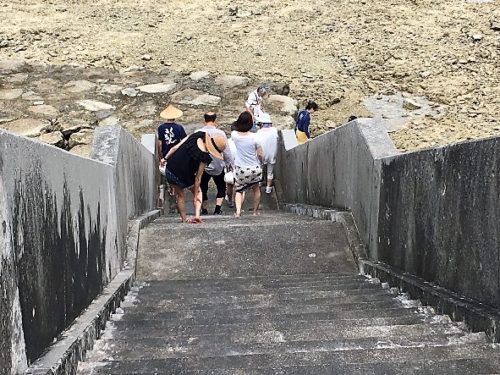 久米島の海に「取っ手」？歩いて渡るシールガチ橋