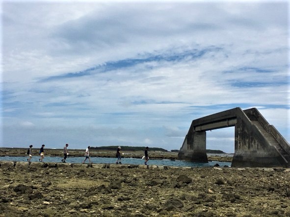 久米島の海に「取っ手」？歩いて渡るシールガチ橋