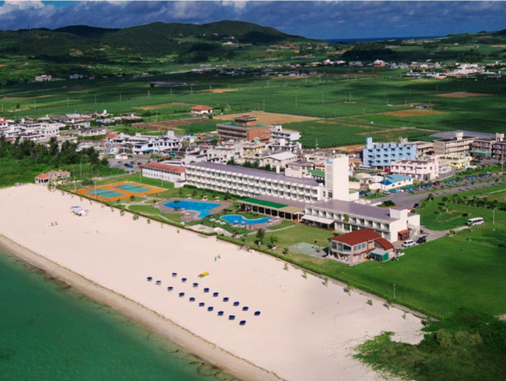 久米島イーフビーチホテルで海の見えるラウンジで過ごす！