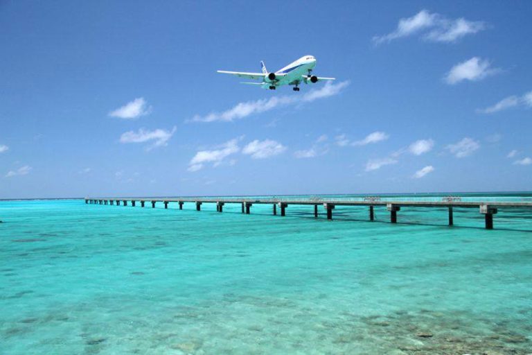 宮古島・みやこ下地島空港の絶景スポット『17END』で離着陸を見よう！