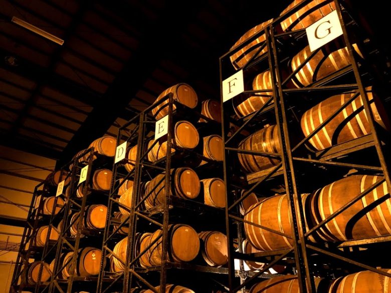 名護ヘリオス酒造で夜の泡盛工場見学二の蔵のオーク樽
