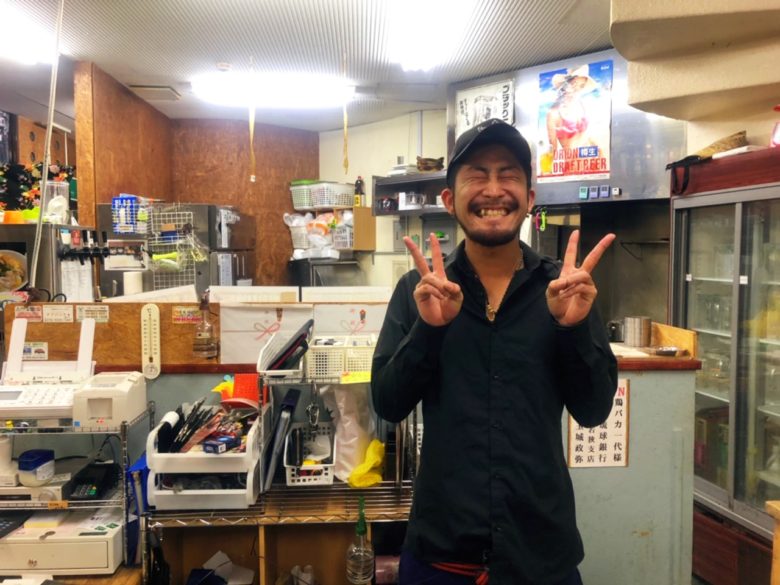 牧志公設市場から1分、おもしろ店長がいる鶏料理専門店「鶏バカ一代」