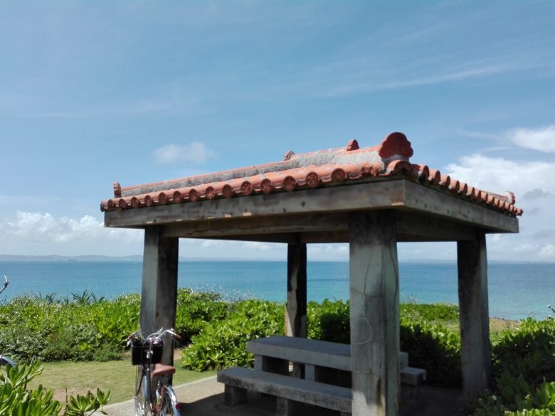 神の島「久高島」をレンタサイクルでロマンスロードの東屋