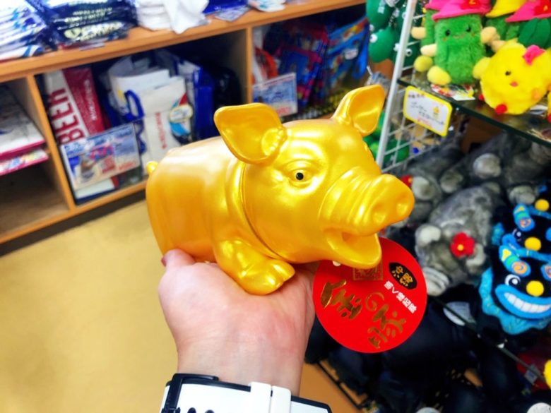 沖縄オススメ土産、国際通りで見つけたちょっと笑える変な金の豚