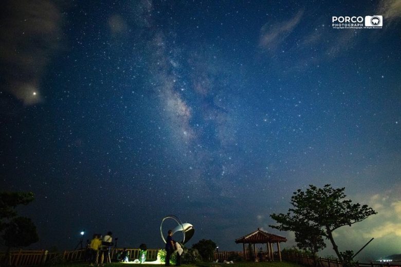 沖縄の満天の星空写真「島宙記念寫眞」