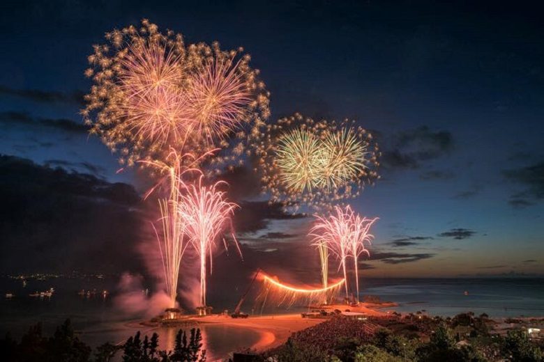 本部町 海洋博公園花火大会は無料で約１万発もの花火が観れる 沖縄リピート