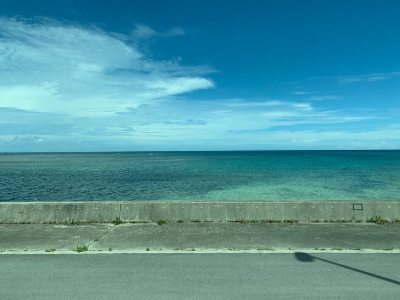 サンエー浦添西海岸パルコシティシャトルバスで到着したすぐ前の海