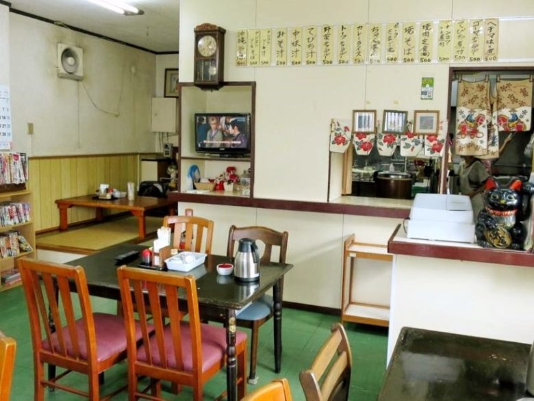 沖縄の食堂で家庭料理を食べるだるま食堂