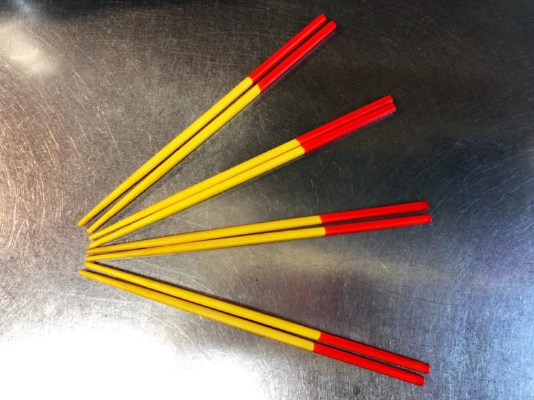 沖縄定番の赤と黄色の箸「うめーし」