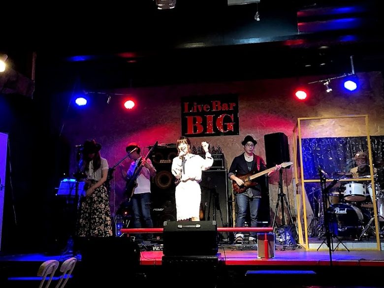 沖縄ライブバーは畑の真ん中にあった！豊見城市でオールディーズ「Live Bar BIG」