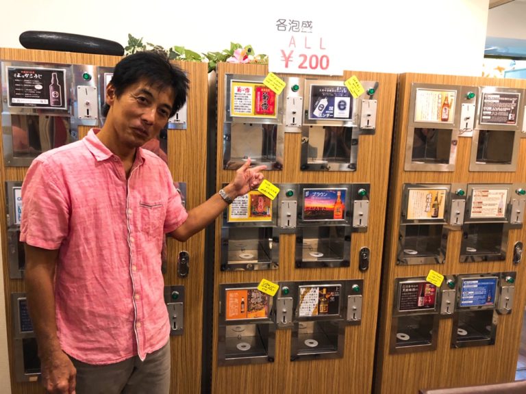 牧志公設市場近くのマチグヮーに泡盛の自動販売機？！しかも1杯200円！