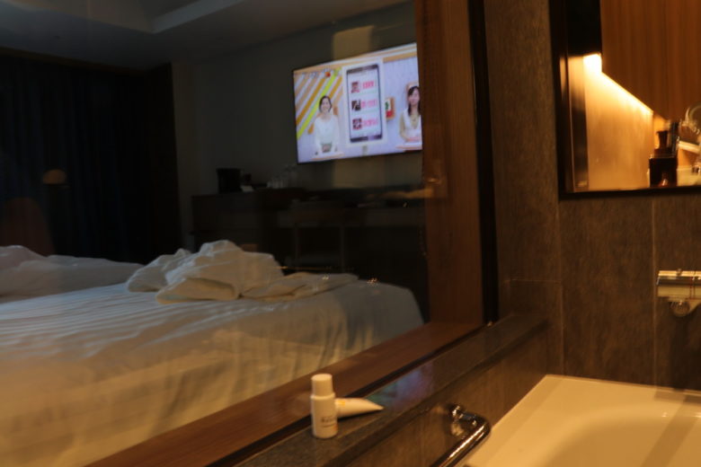 ホテルコレクティブはバスルームからテレビが見られる